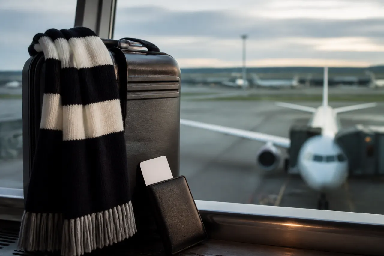 Resenärer planerar sportevenemang med biljetter och packning