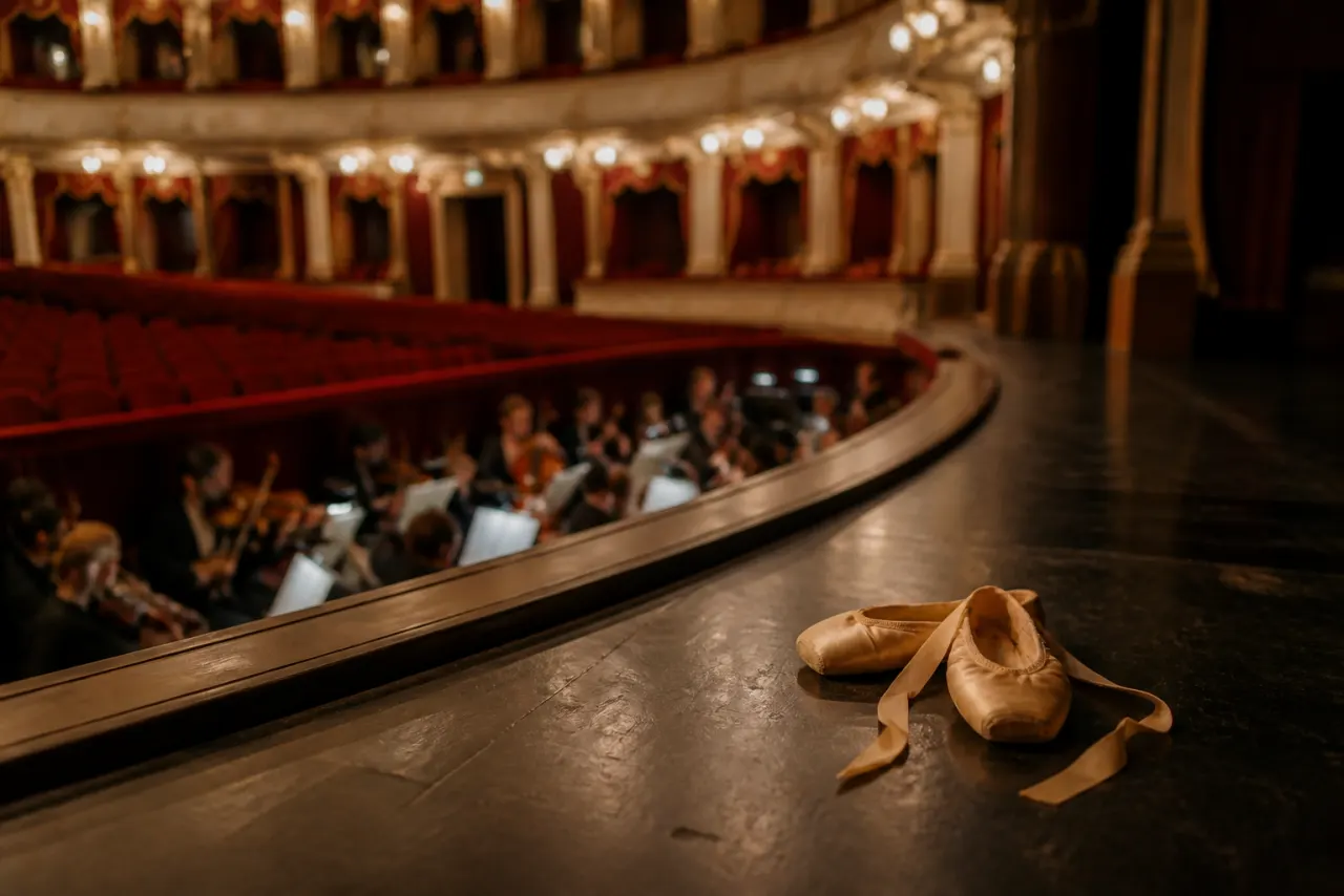 Opera- och balettbiljetter med scen, publik och biljettinformation